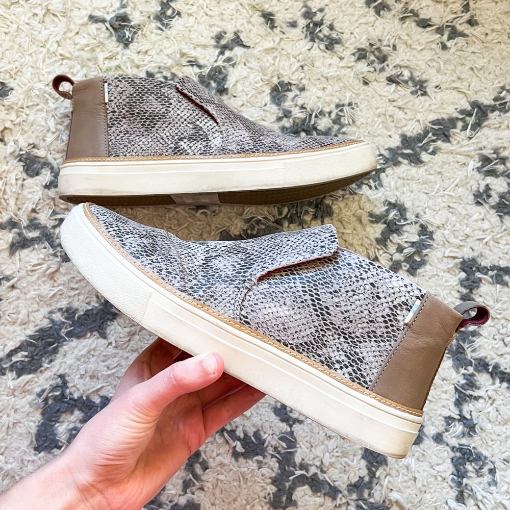 (toms) “paxton” brown beige snake ankle high-top slip on sneaker shoe